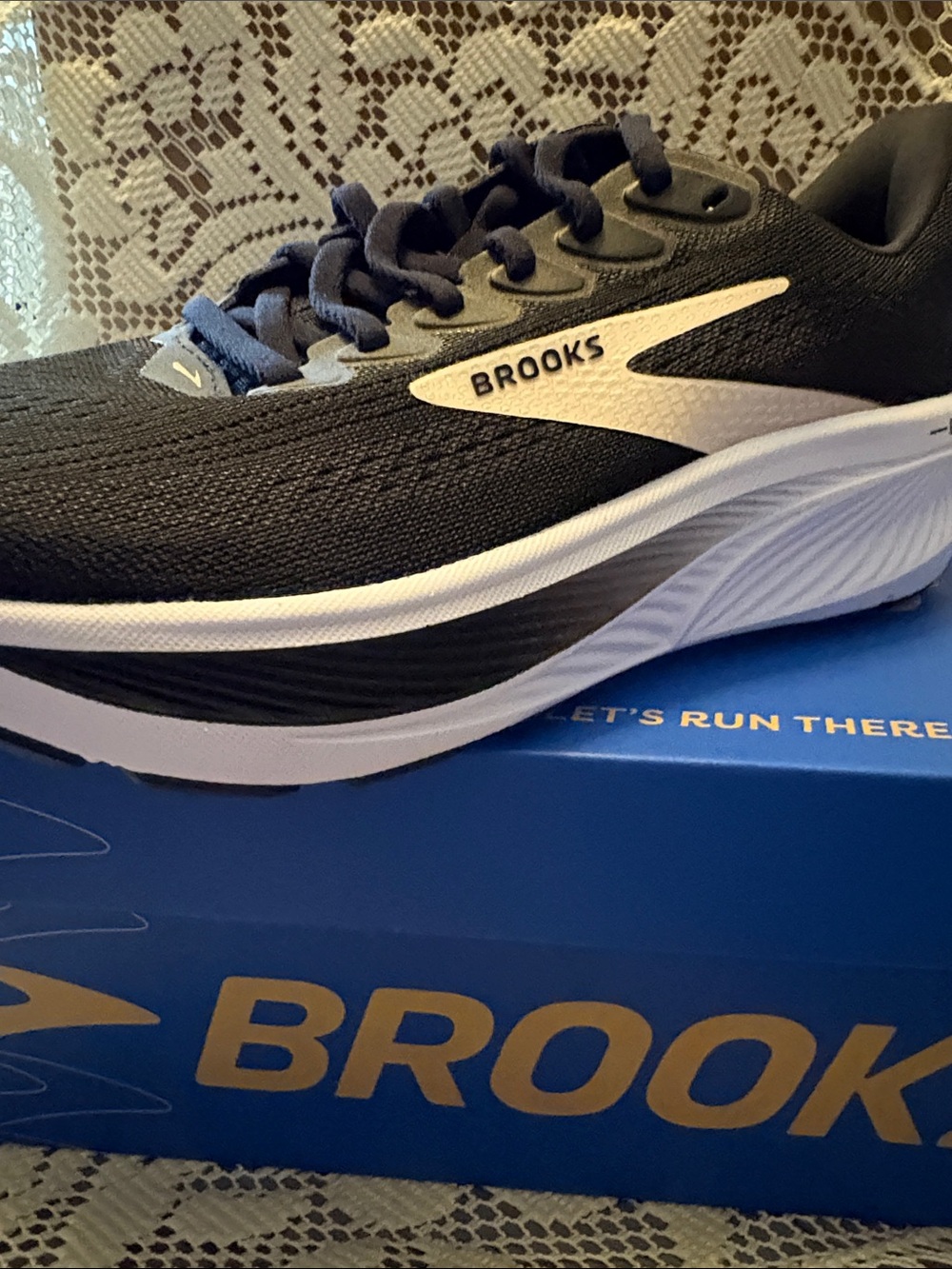 Brook Women’s Black and White Ghost 17